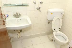 un bagno con un water e un lavandino di Chillout Holiday Home a Kathmandu