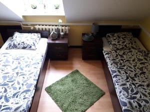 Posteľ alebo postele v izbe v ubytovaní Hostel Pałacyk