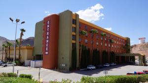 un hotel en un aparcamiento con palmeras en Railroad Pass Hotel and Casino Ramada by Wyndham, en Boulder City