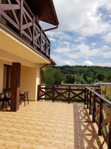 balkon z widokiem na las w obiekcie Villa Nina w Polanicy Zdroju