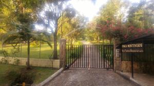 una entrada a una puerta en un parque en Monteverde Chalet de Montaña en Guarne