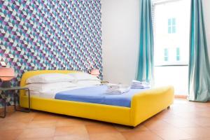 een slaapkamer met een geel bed in een kamer bij Vespucci Rome Testaccio Home in Rome