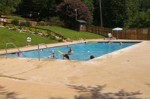 un grupo de personas en una piscina en Green Mountain Park, en Lenoir