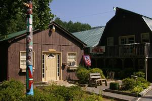 a building with a totem pole in front of it at Green Mountain Park in Lenoir