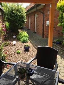 een patio met een tafel en 2 stoelen bij Ferienwohnung Giese in Bleckede