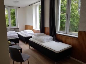 two beds in a room with windows at Alkoven Logi in Ullared +104 photos