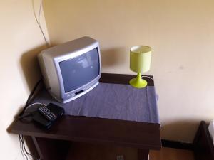 Televízia a/alebo spoločenská miestnosť v ubytovaní Hostel Pałacyk