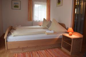 A bed or beds in a room at Landhaus Alpenrose - Feriendomizile Pichler