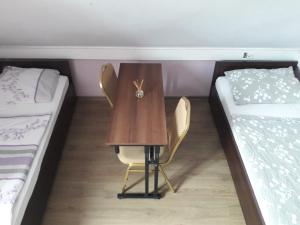 Posteľ alebo postele v izbe v ubytovaní Hostel Pałacyk