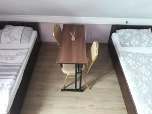 Posteľ alebo postele v izbe v ubytovaní Hostel Pałacyk