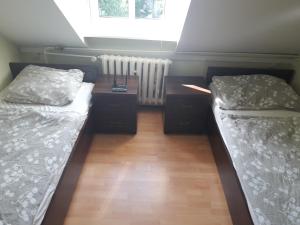 Posteľ alebo postele v izbe v ubytovaní Hostel Pałacyk