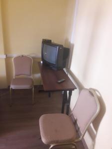 Televízia a/alebo spoločenská miestnosť v ubytovaní Hostel Pałacyk