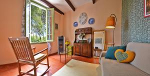 Χώρος καθιστικού στο Torre Alpicella Holiday Home, a scenic escape!