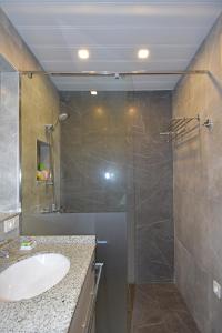 une salle de bain avec lavabo et douche dans l'établissement Pushkin 49, à Erevan