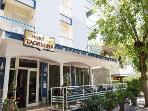 里乔内Hotel Taormina的带有标牌的酒店客房,上面写着酒店图尔昆的字样