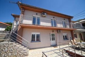 Una casa con balcón y escaleras al frente. en Lovely Apartments Senj, en Senj