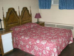 Ένα ή περισσότερα κρεβάτια σε δωμάτιο στο Motel Seigneurie de Vaudreuil