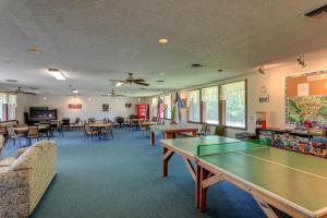 um quarto com uma mesa de pingue-pongue e cadeiras em Colorado River RV Campground em Columbus