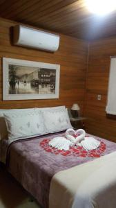 Cama ou camas em um quarto em Chalé Rosa