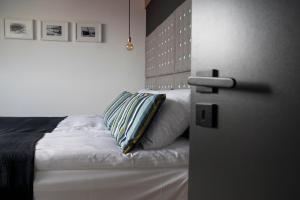 Łóżko lub łóżka w pokoju w obiekcie Apartament Portowy Zakątek