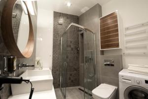 łazienka z prysznicem, toaletą i umywalką w obiekcie Apartament Portowy Zakątek w Ustce