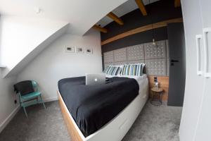 sypialnia z łóżkiem z laptopem w obiekcie Apartament Portowy Zakątek w Ustce