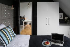 Łóżko lub łóżka w pokoju w obiekcie Apartament Portowy Zakątek