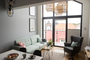 sala de estar con sofá y mesa en Apartament Portowy Zakątek, en Ustka