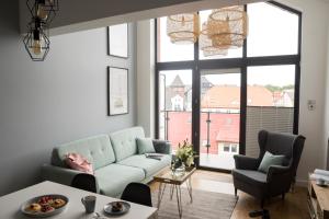 salon z kanapą i stołem w obiekcie Apartament Portowy Zakątek w Ustce