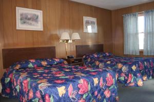 una habitación de hotel con 2 camas en una habitación en Bluffs Inn, en Bessemer