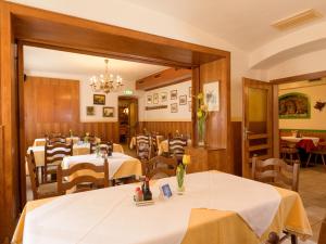 a restaurant with tables and chairs and a mirror at Frühstückspension Meyer, Familie Orthacker in Graz