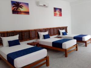 Een bed of bedden in een kamer bij Nauti-k Beach Hotel