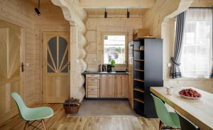 uma cozinha com paredes de madeira e uma mesa e cadeiras de madeira em Tatra Wood House em Zakopane