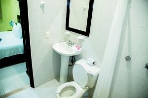 a bathroom with a toilet and a sink at Hotel Turquesa Maya in Felipe Carrillo Puerto