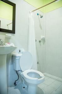 La salle de bains est pourvue de toilettes, d'un lavabo et d'une douche. dans l'établissement Hotel Turquesa Maya, à Felipe Carrillo Puerto