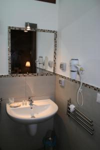 A bathroom at B&B Tifeo