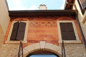 ヴェローナにあるRelais Villa Ambrosettiのレンガ造りの建物(窓2つ、階段付)