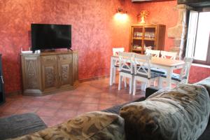 sala de estar con mesa y TV en Casa Soleta Ezcaray en Ezcaray