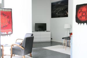 a living room with a chair and a television at Paltto Elämysretket in Lemmenjoki