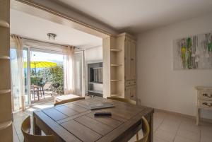 TV a/nebo společenská místnost v ubytování Mare appart avec jardin et bbq vue mer et montagne plage et port à 2 pas