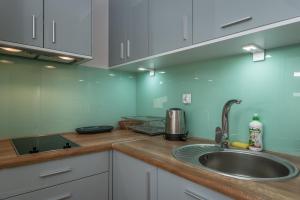Kuchyňa alebo kuchynka v ubytovaní Na Fali Apartament w Karwi + 9 fotografií