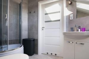 Kúpeľňa v ubytovaní Na Fali Apartament w Karwi