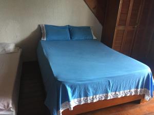 1 cama azul con sábanas azules en una habitación en Apartamento Duplex Unisanandres, en San Andrés