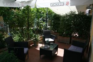 A garden outside B&B Tifeo