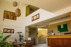 een lobby van een ziekenhuis met trappen en stoelen bij Residence Vespucci in Natal