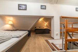 ヤストシェンビャ・グラにあるApartament Soffittaのベッドルーム1室(二段ベッド1組、階段付)