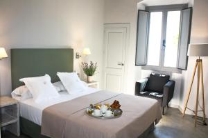 Un pat sau paturi într-o cameră la Hotel Casa Calella