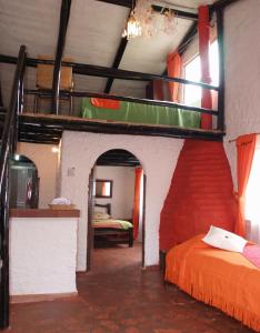 Zimmer mit 2 Etagenbetten und einer roten Treppe in der Unterkunft Hotel Rural La Esperanza in Suesca + 77 Fotos
