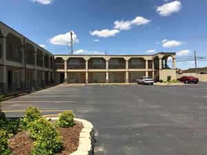 an empty parking lot in front of a building at Hutchinson Inn in Hutchinson