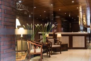 un vestíbulo con una mesa con una planta en Apart Hotel El Doral en Lima